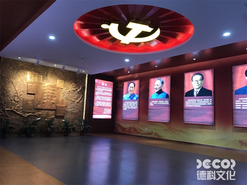 紅色展館設(shè)計的墻面裝飾應(yīng)該選擇什么材料？