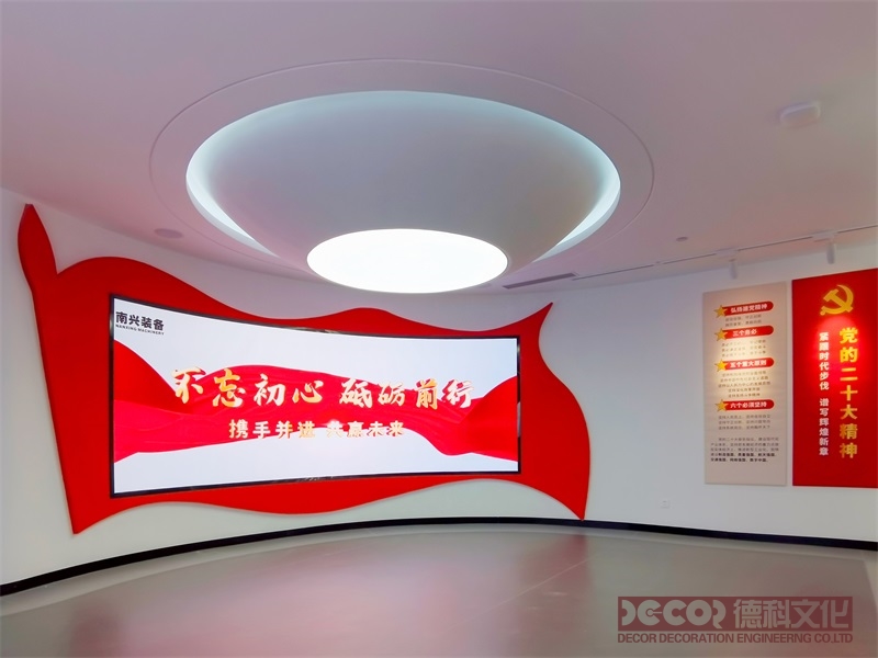如何通過紅色展廳設(shè)計的主題增強參觀者的認同感？